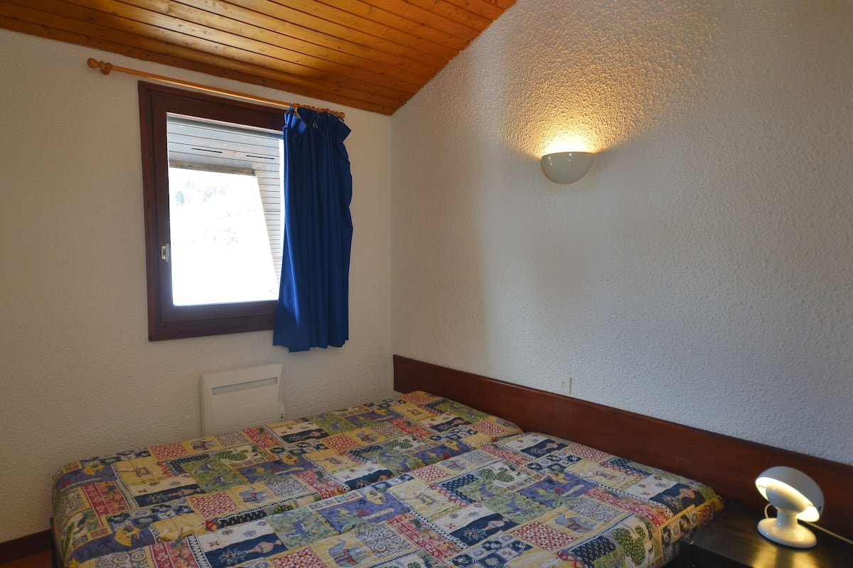 3 bedrooms, blackout curtains, soundproofing, bed sheets