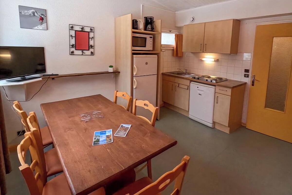Coffee/tea maker, fridge, microwave, stovetop
