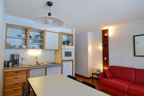 Apartment | Eigene Küche | Kühlschrank, Mikrowelle, Herdplatte, Wasserkocher mit Kaffee-/Teezubehör