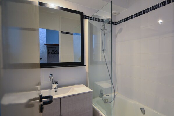 Apartment | Bathroom | Shower, free toiletries, towels -  Résidence Vacancéole Les Monts Jura   (Lelex)