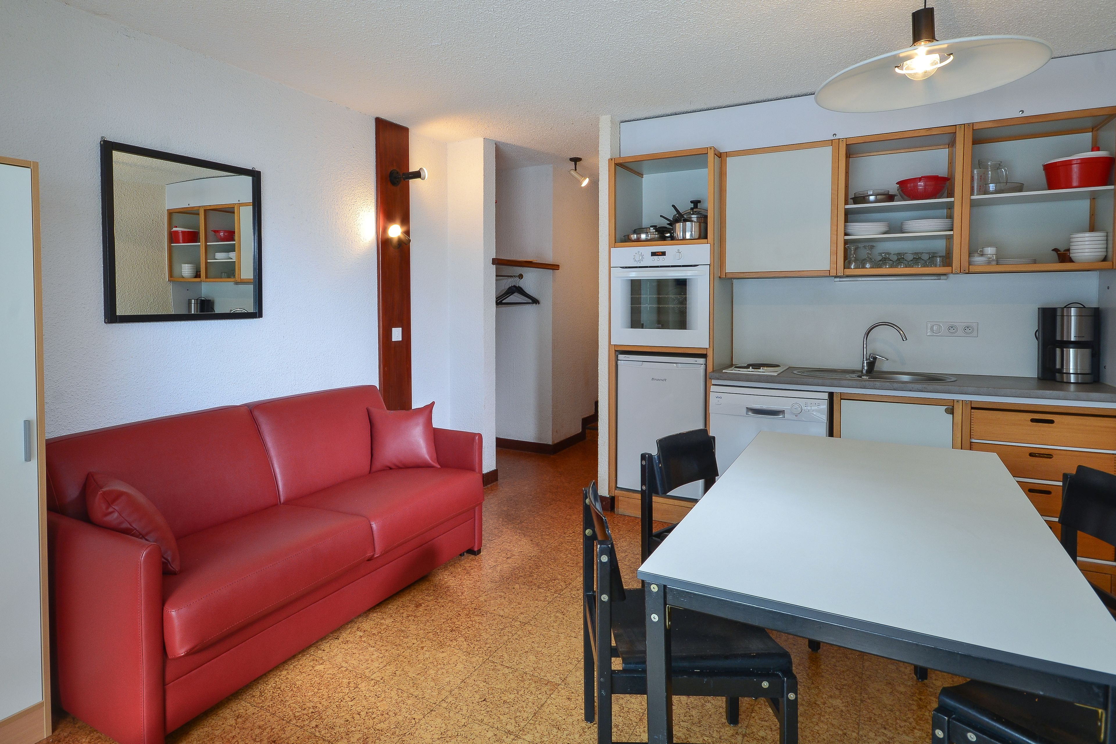 Lemari es, microwave, kompor, dan ketel listrik