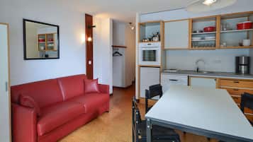 Lemari es, microwave, kompor, dan ketel listrik