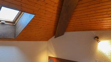 Appartement | Verduisterende gordijnen, geluiddichte muren, beddengoed