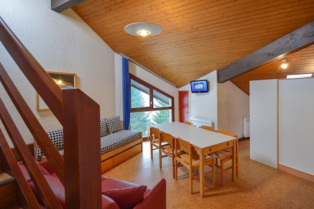 4-Room Apartment 10 People 1 baby The Residence - Duplex and without balcony 2 shower rooms | Living area | Flat-screen TV. Résidence Vacancéole Les Monts Jura