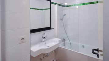 Douche, articles de toilette gratuits, serviettes fournies