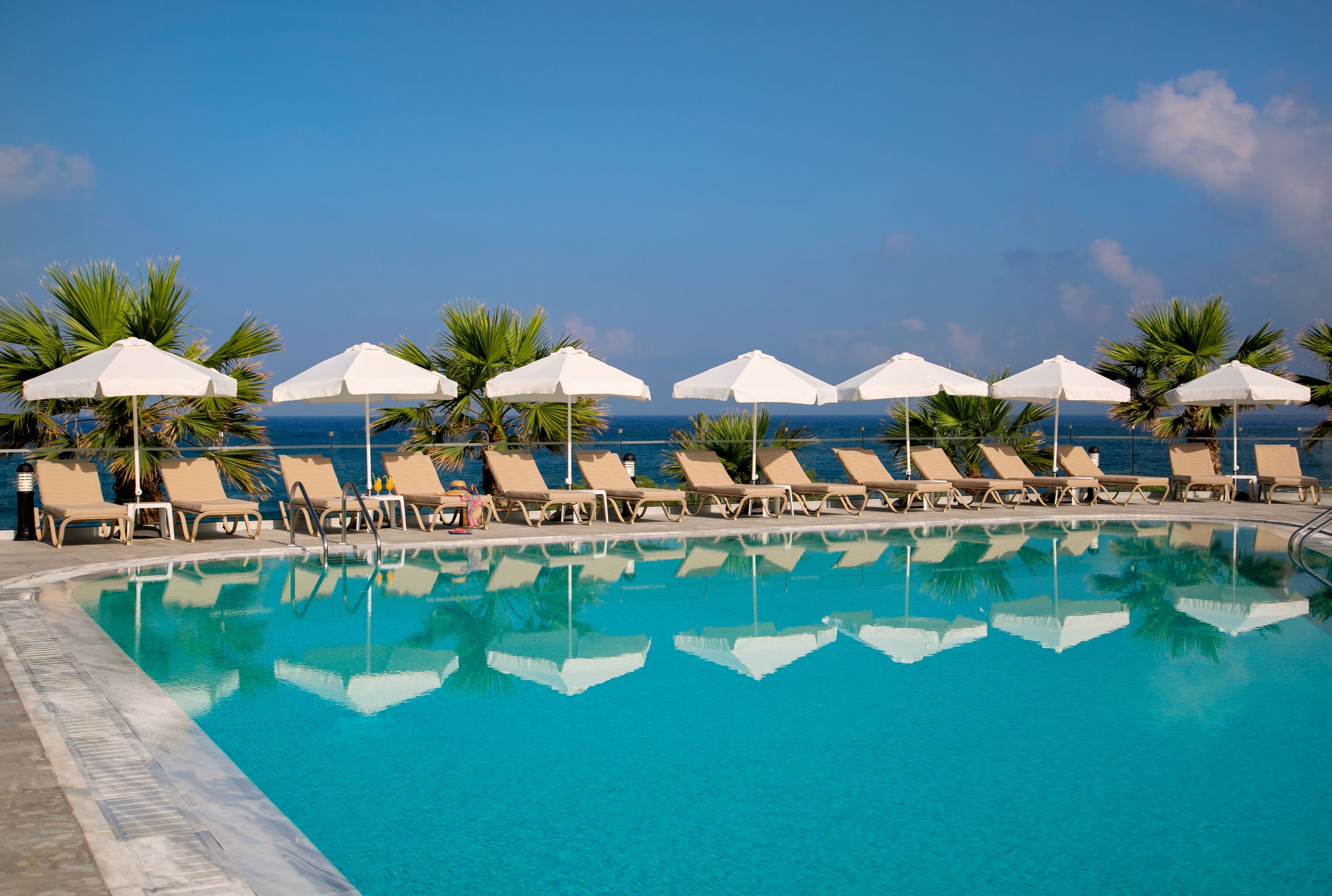 Piscine couverte, 2 piscines extérieures, parasols de plage