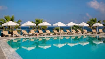 Hồ bơi trong nhà, 2 hồ bơi ngoài trời, dù/ô trên bãi biển/hồ bơi