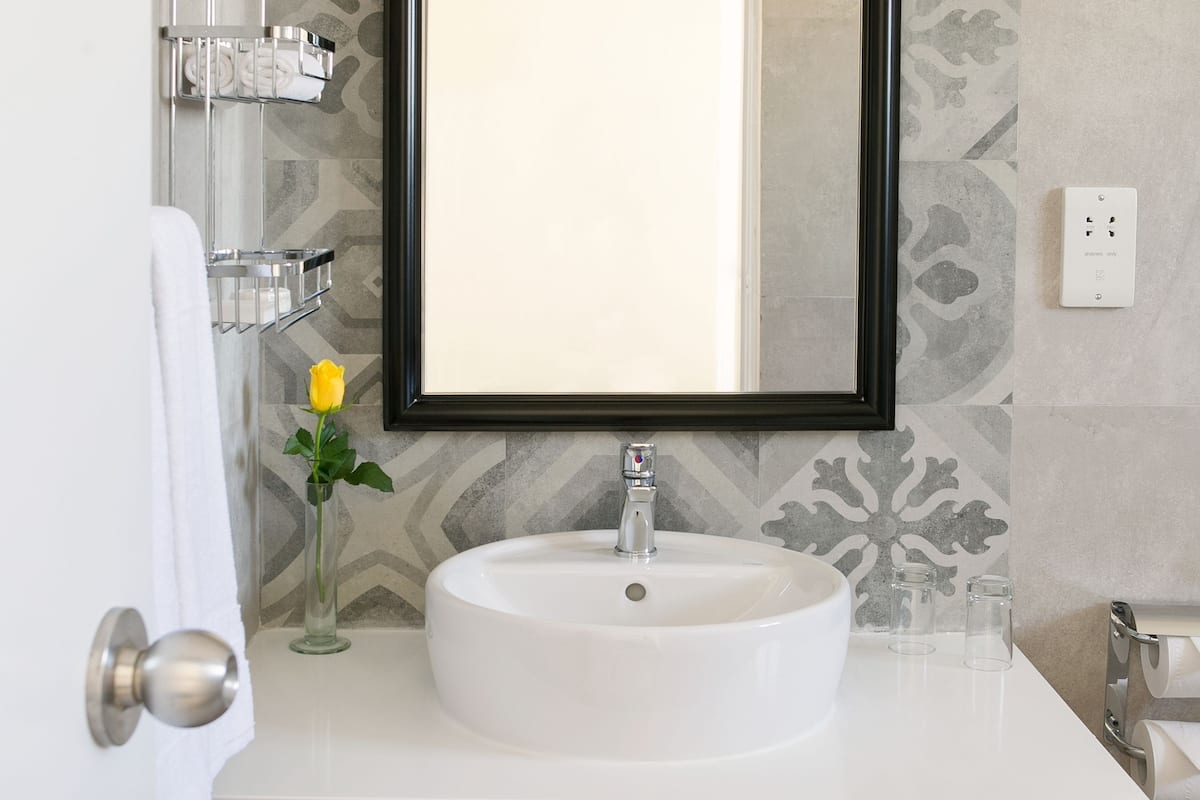 deep-soaking bathtub, free toiletries, hair dryer, towels