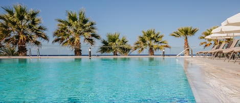 Piscine couverte, 2 piscines extérieures, parasols de plage