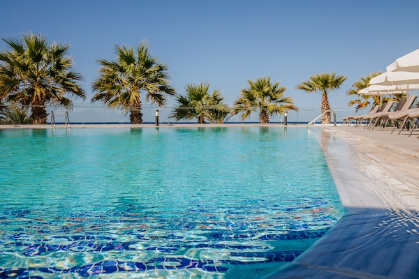 Piscine couverte, 2 piscines extérieures, parasols de plage