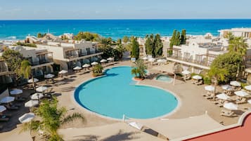 Hồ bơi trong nhà, 2 hồ bơi ngoài trời, dù/ô trên bãi biển/hồ bơi