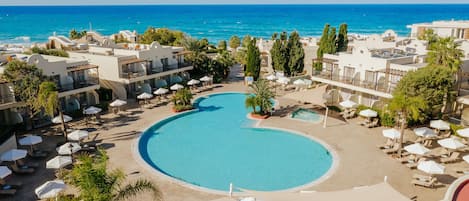 Piscina interna, 2 piscinas externas, guarda-sóis, espreguiçadeiras