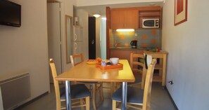 Mökki, 2 makuuhuonetta (4 pers) | Ruokailu omassa huoneessa