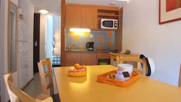 Cottage, 2 Bedrooms (4 pers) | Private kitchenette | Fridge, microwave, stovetop, electric kettle