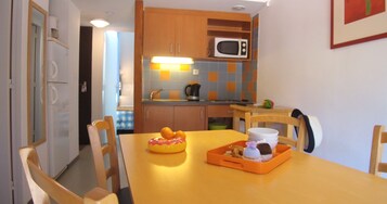 Casa de campo, 2 quartos (4 pers) | Cozinha americana privada | Geladeira, micro-ondas, cooktop, chaleira elétrica
