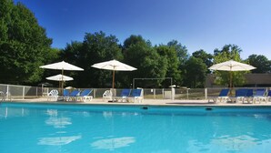 A swimming pool with lounge chairs and umbrellas. - VVF Dordogne Lot, Martel-Gluges (Montvalent)