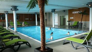 Piscine couverte, chaises longues