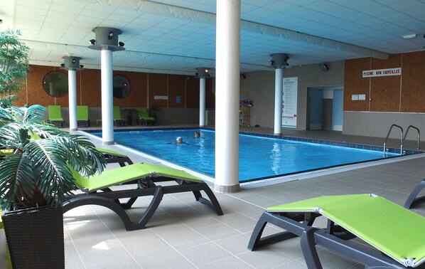 Indoor pool, sun loungers