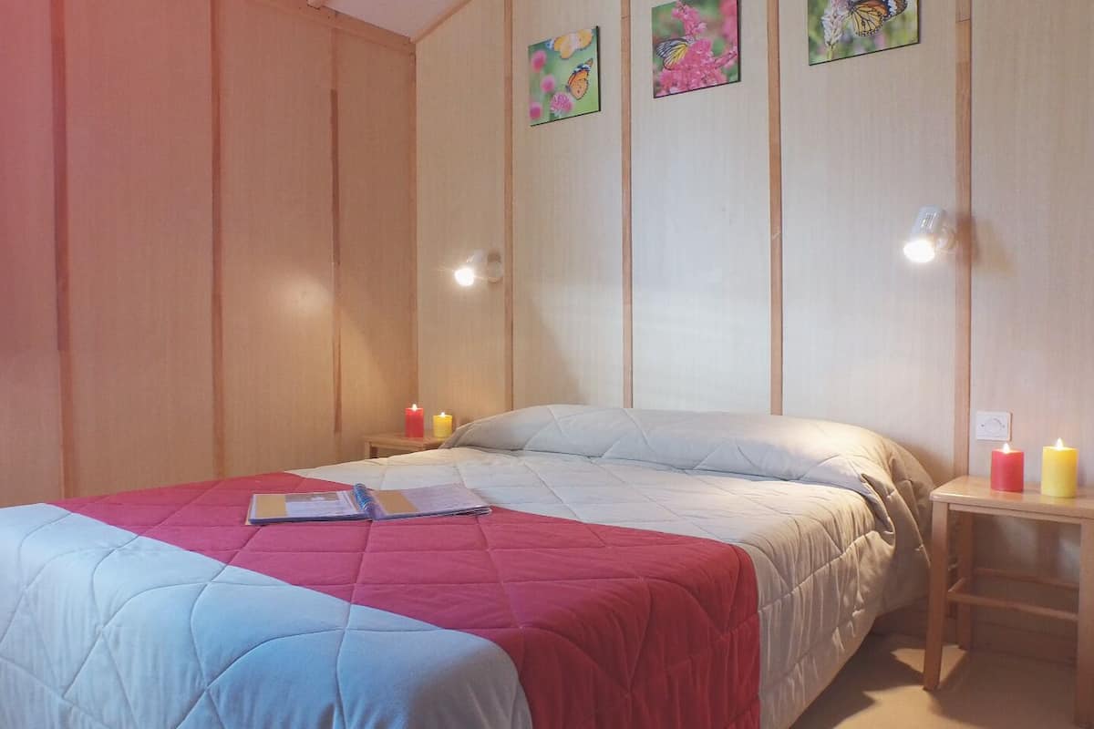 เครื่องนอนระดับพรีเมียม, ผ้าม่านกันแสง, ห้องเก็บเสียง, ผ้าปูที่นอน
