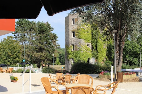 Terrace/patio. VVF Vienne Poitou, la Bussière