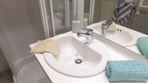 Bruser, gratis toiletartikler, håndklæder