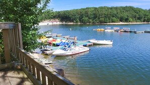 A dock with several boats, including a white one with 'MisterCraft' written on it, and a sign for 'Nautique Access'. - VVF Bourgogne Auxois Morvan, Semur en Auxois (Le Val-Larrey)