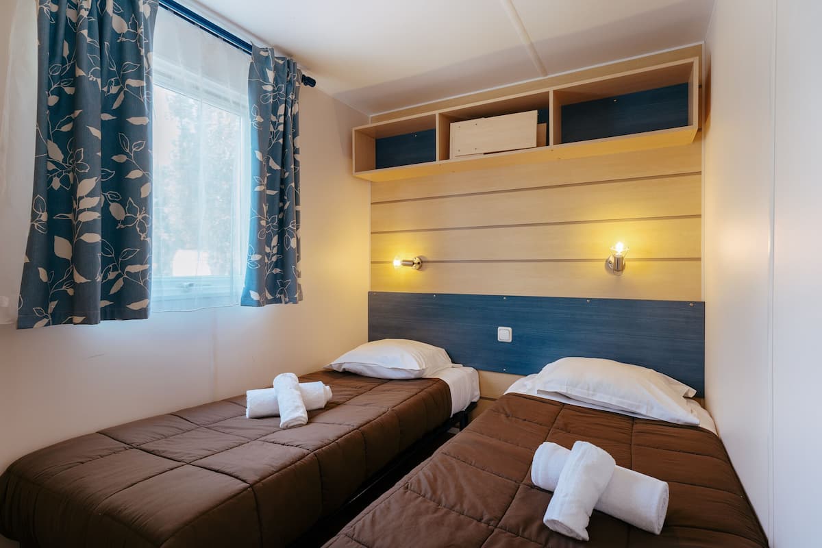 Mobile Home, 2 Bedrooms (4 Pers) | 2 bedrooms, individually decorated, individually furnished