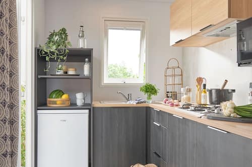 Frigorífico, microondas, placa de cocina y hervidor eléctrico