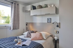 Individually decorated, individually furnished, blackout drapes - VVF Pointe Bretagne, Argol (Argol)