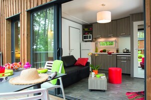 Un interior moderno con sofá, mesa de comedor y zona de cocina.