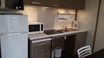 Full-size fridge, microwave, stovetop, dishwasher