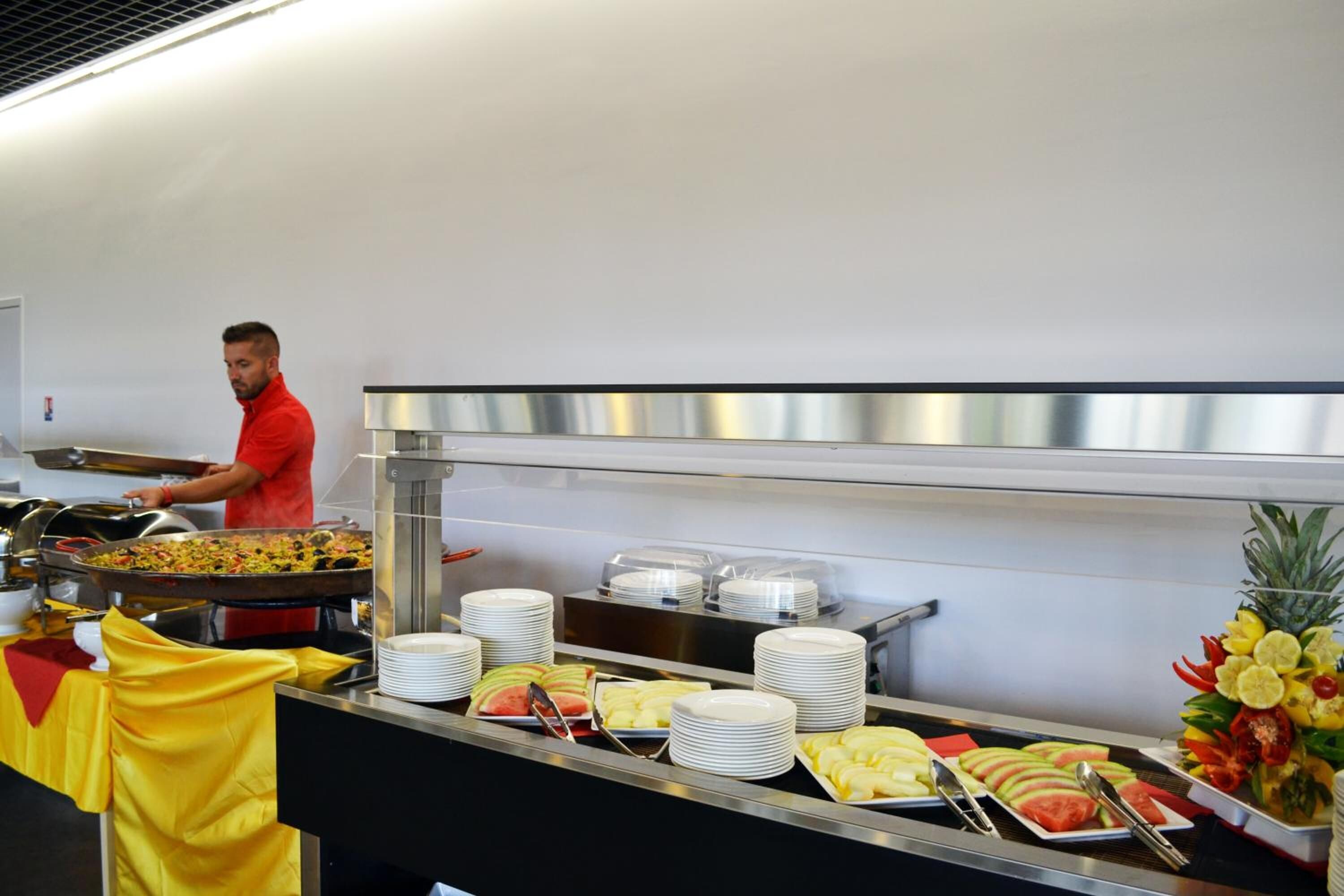 Una mesa de buffet con diversos alimentos y platos.