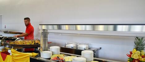 Una mesa de buffet con diversos alimentos y platos.