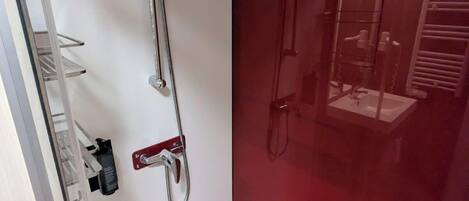 Un baño moderno con cabina de ducha de vidrio, ducha de mano y grifo empotrado.