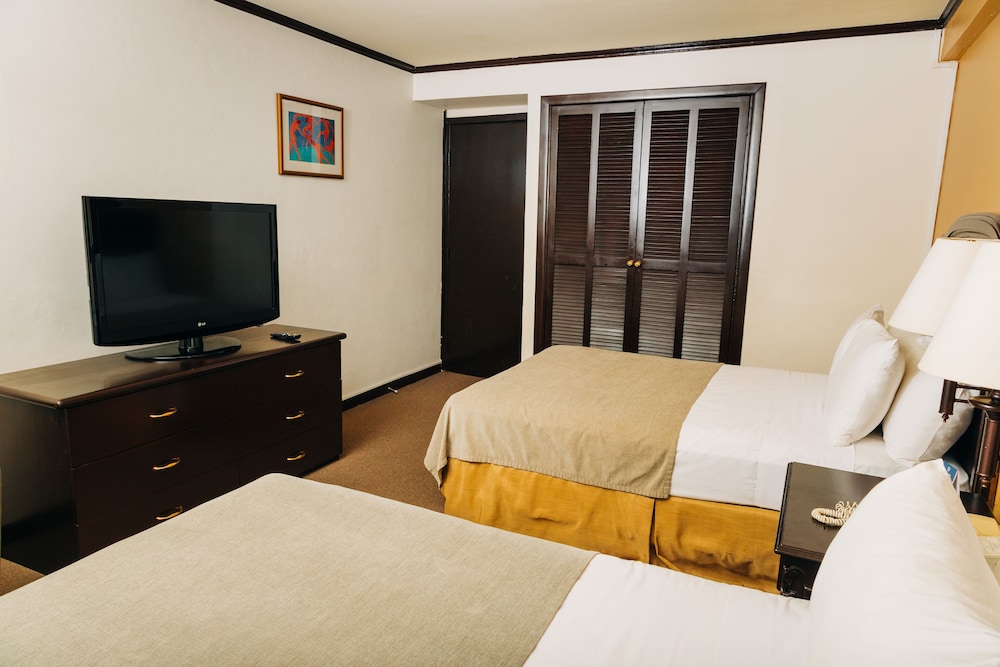 Plaza Hotel and Suites photo 2
