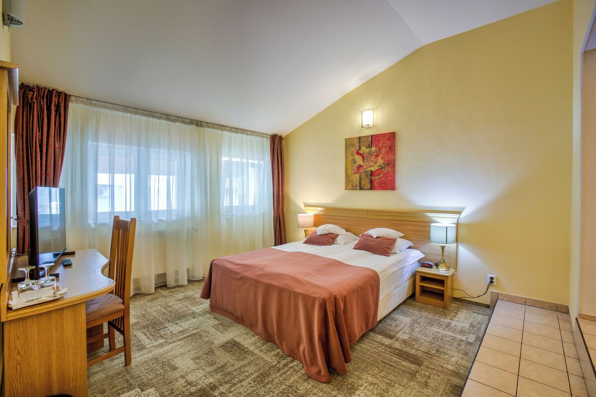 Ropa de cama de alta calidad, minibar, escritorio y cortinas blackout