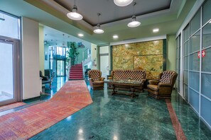 Lobby sitting area - Hotel Ambient (Brasov)