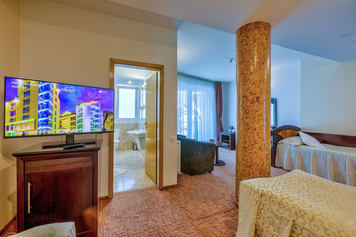 deluxe twin room, 2 single beds | premium bedding, minibar, individually decorated, desk