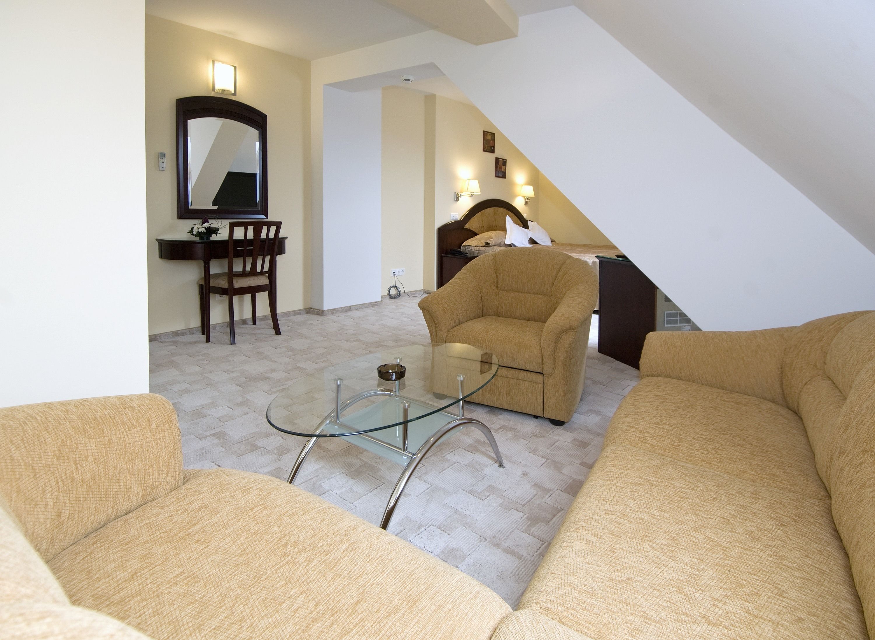 deluxe suite | living area