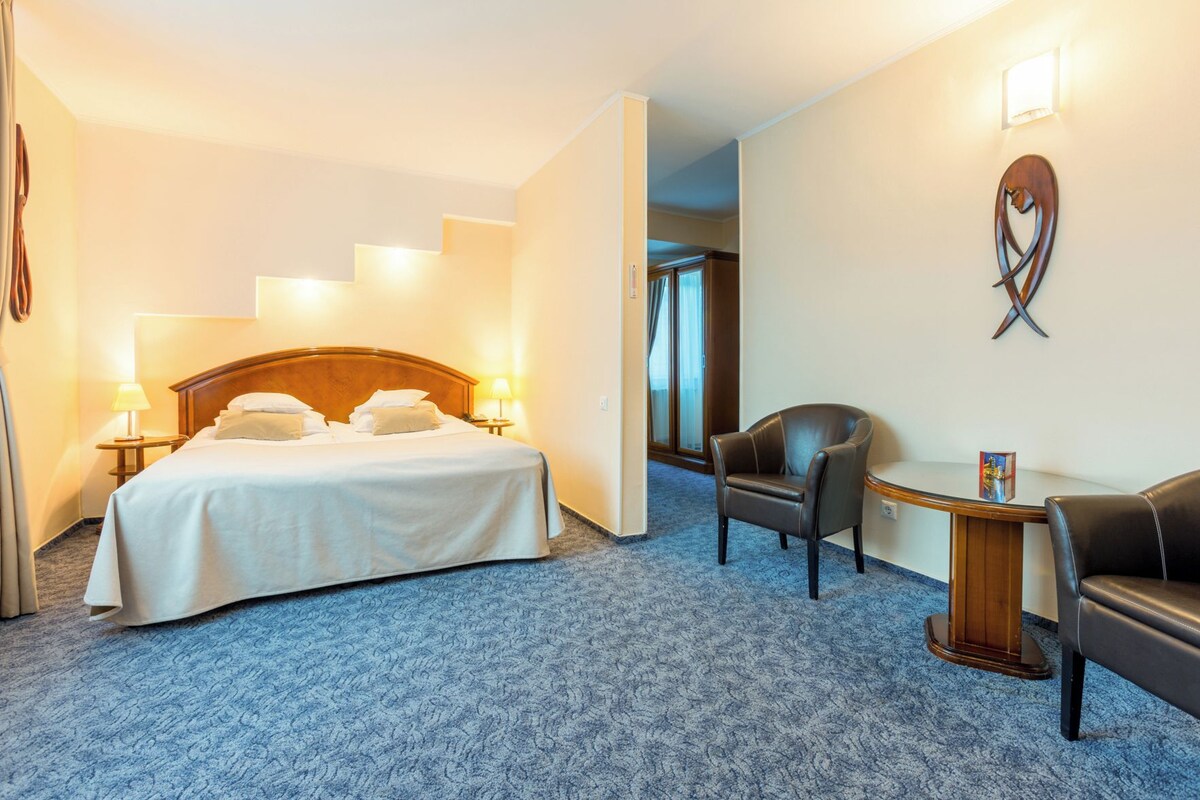 Ropa de cama de alta calidad, minibar, escritorio y cortinas blackout 
