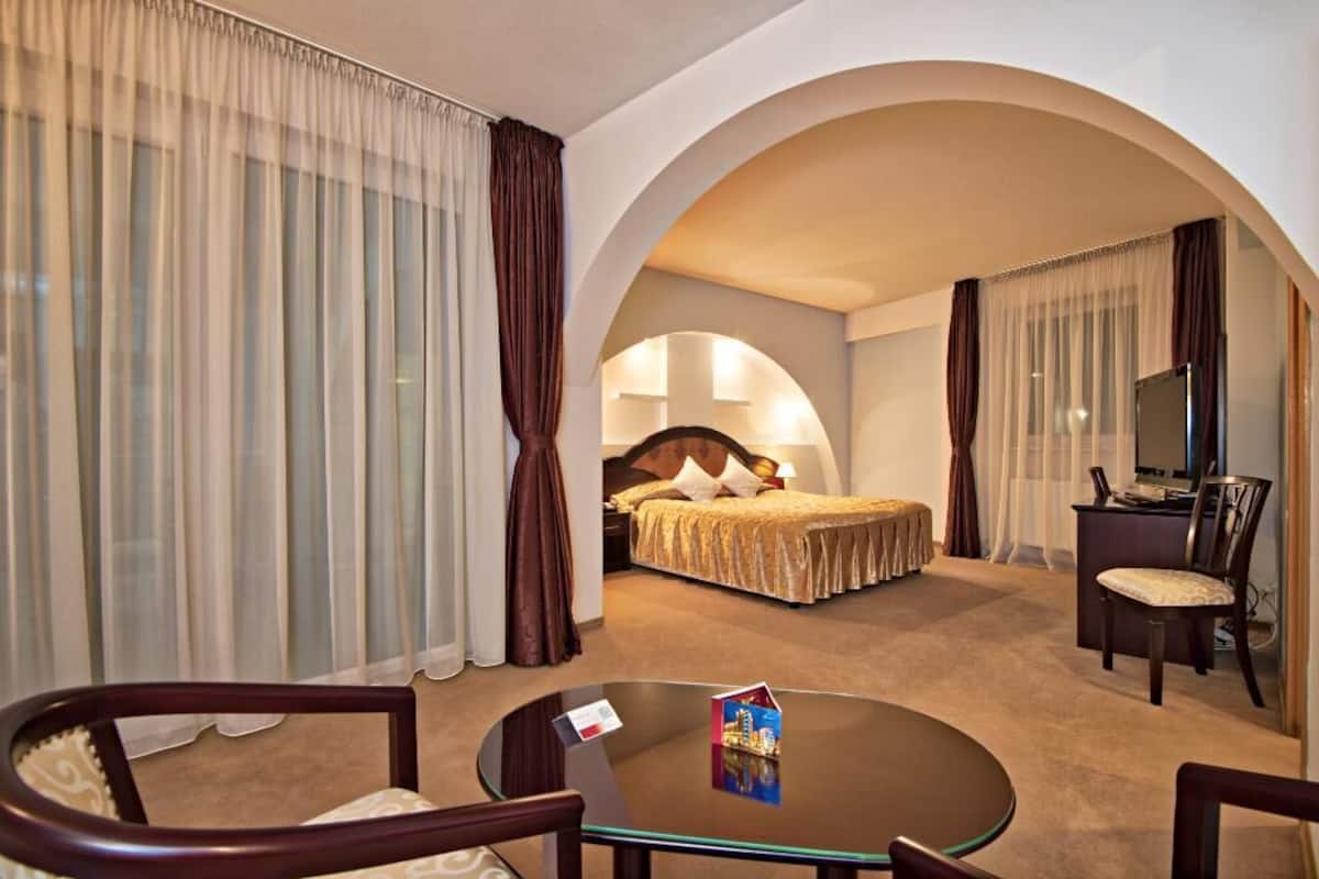 Premium bedding, minibar, desk, blackout curtains