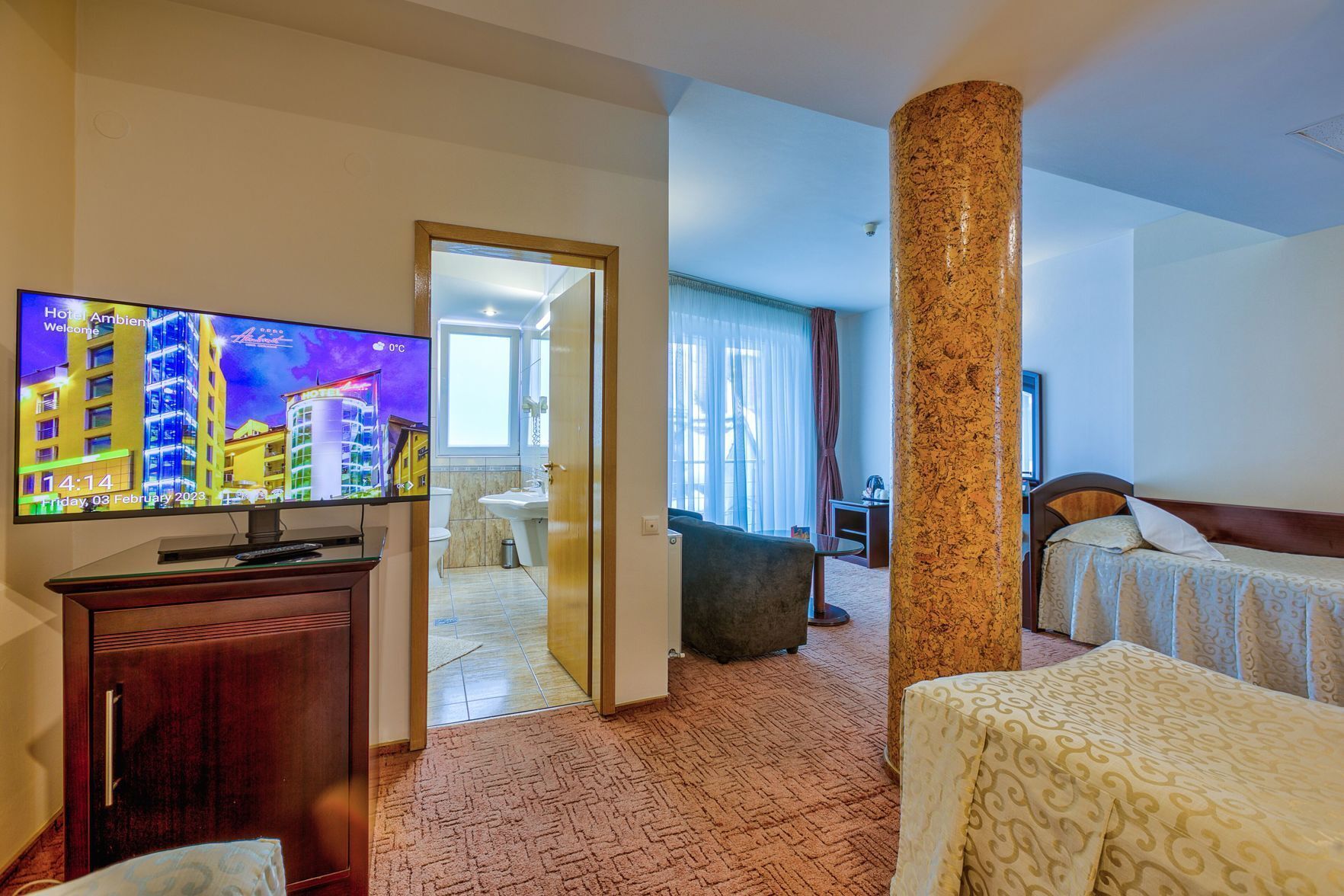 Ropa de cama de alta calidad, minibar y decoración personalizada 