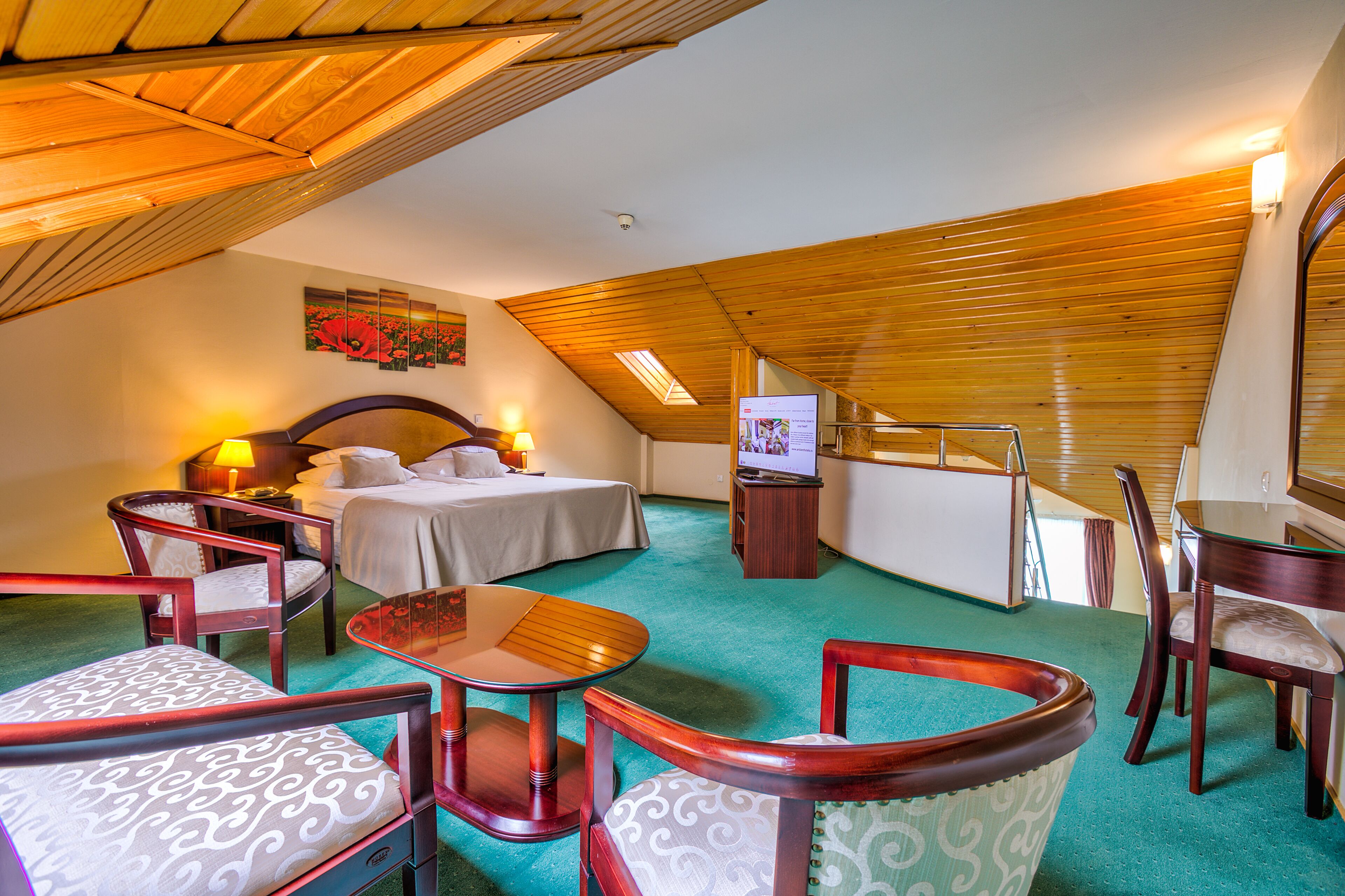 executive room, 1 king bed | premium bedding, minibar, individually decorated, desk