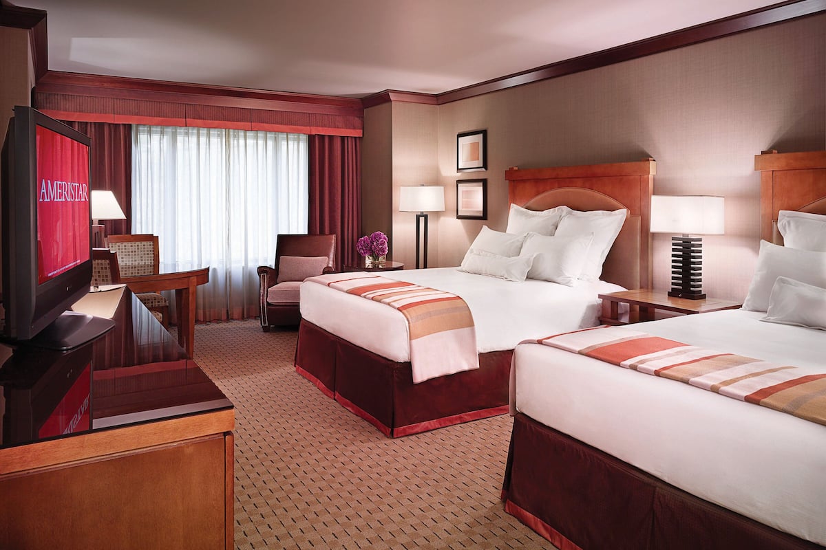 Premium bedding, in-room safe, desk, laptop workspace