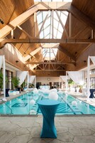 Una piscina techada, sillones reclinables de piscina