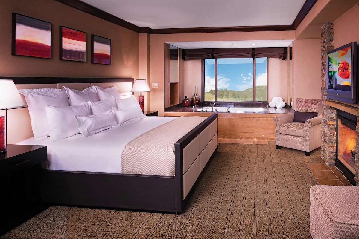 Spa Suite King | Premium bedding, in-room safe, desk, laptop workspace