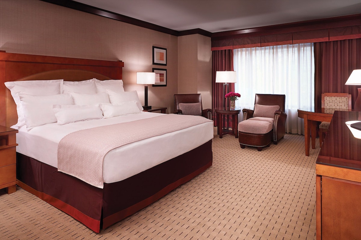 premium bedding, in-room safe, desk, laptop workspace