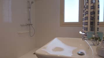 Huoneisto, esteetön (2 pers) | Kylpyhuone | Suihku, pyyhkeet
