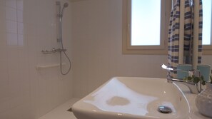 Apartment, Accessible (2 pers) | Bathroom | Shower, towels - VVF Pyrénées Canigou, Prats de Mollo la Preste (Prats-de-Mollo-la-Preste)