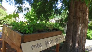 Una jardinera de madera con un letrero que dice 